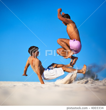Two young men fighting 4003334