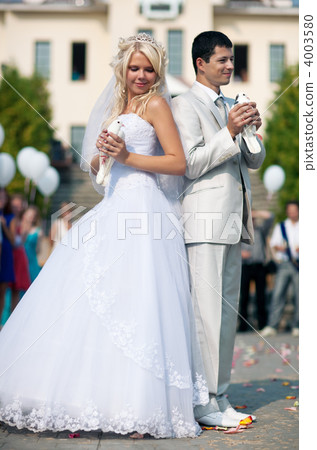 Young wedding couple 4003580