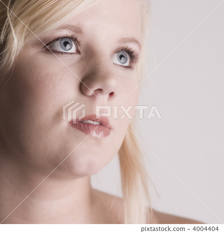 Blond looking up 4004404