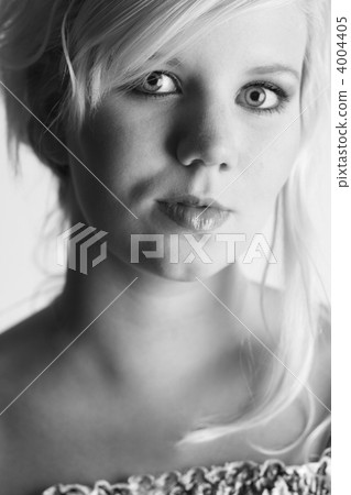 Blond in black and white Blond in black and white 4004405