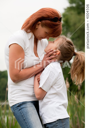 Child and mothers moment 4004506