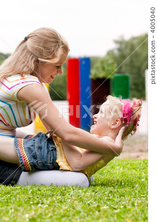 Mother is playing with her girl 4005040