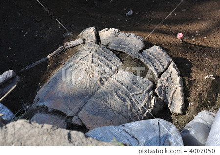 Excavating pottery 4007050