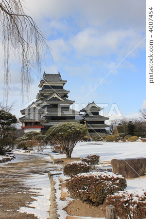 Matsumoto castle in winter Matsumoto castle in winter 4007454