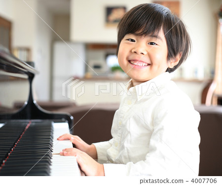 A boy playing the piano 4007706