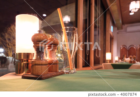 Dinner table 4007874