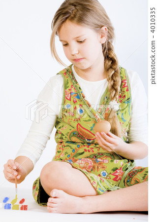 Young girl painting eggs for Easter 4010335