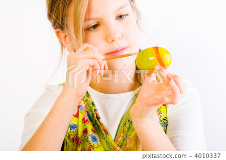 Young girl painting an easter eggs 4010337