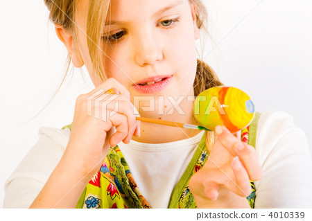Young girl painting easter eggs Young girl painting easter eggs 4010339