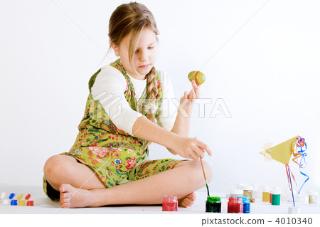 Young girl playing with paint and eggs Young girl playing with paint and eggs 4010340