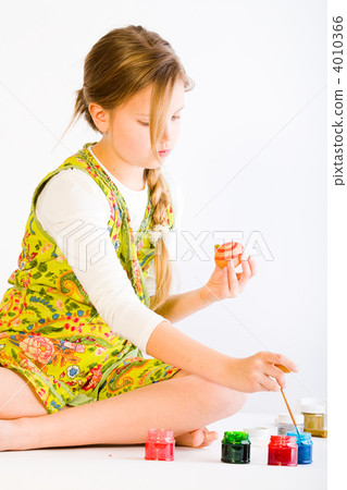 Girl painting easter eggs 4010366
