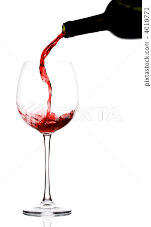 pouring red wine 4010771