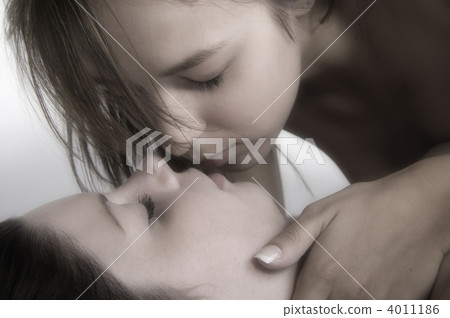 Kissing Girls 4011186