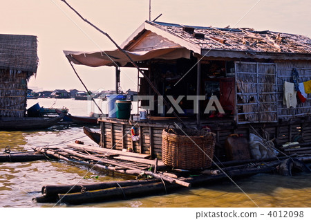 Water Settlement (Tonle Sap Lake / Cambodia) Water Settlement (Tonle Sap Lake / Cambodia) 4012098