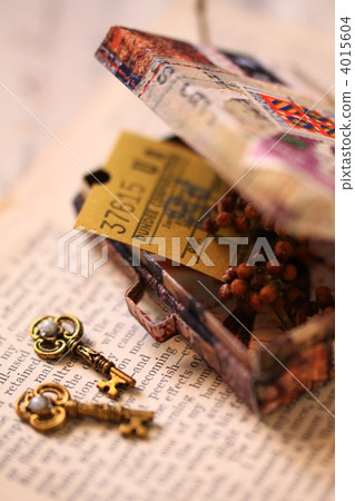 古色古香的鑰匙和微型紙樹幹 4015604