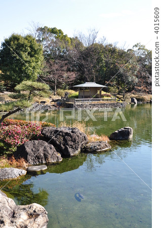 池塘在天鵝花園在冬天和二見Shika 4015609