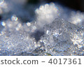 由融化的雪製成的水晶在陽光下閃閃發光，像鑽石一樣閃耀 4017361
