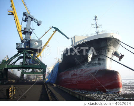Coal loading during the winter season 4017654