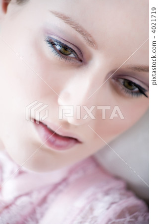 Cosmetic lookdown 4021719