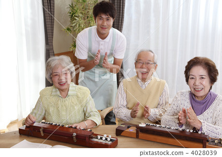 Seniors playing Taishogoto 4028039