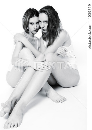 2 girls holding 4039839