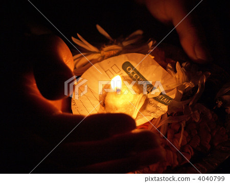 Present a flower candle on the Ganges river Present a flower candle on the Ganges river 4040799