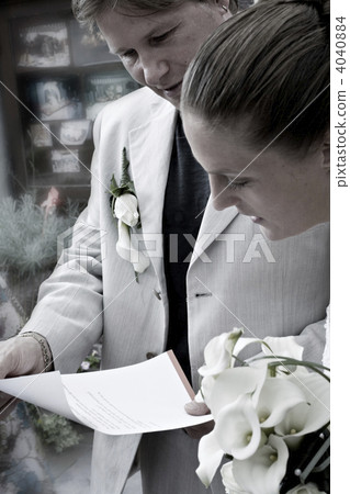Weddingcouple and letter 4040884