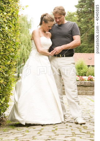 Wedding couple posing 4040885