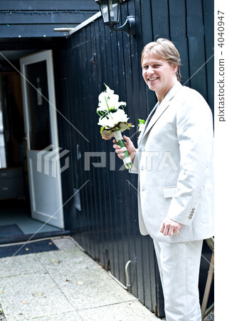 Groom waiting for his bride Groom waiting for his bride 4040947