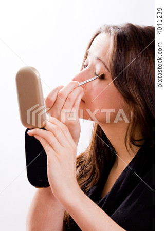 Cosmetic girl is doing her make-up 4041239