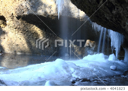 月亮的瀑布等待 4041823