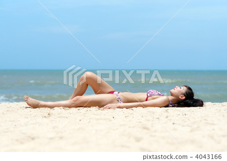 Young women in bathing suit (resort) Young women in bathing suit (resort) 4043166