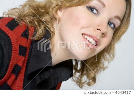 Portrait of a blond curly woman 4043417