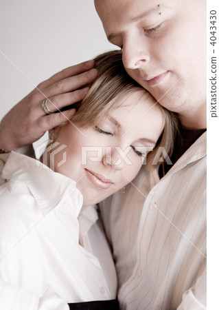 Portrait of a relaxed young loving couple 4043430
