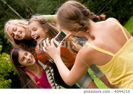 Making a picture of my girlfriends 4044210