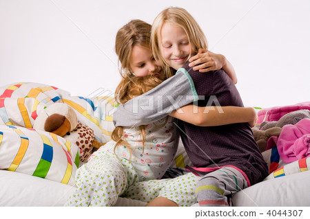 Hugging sisters Hugging sisters 4044307