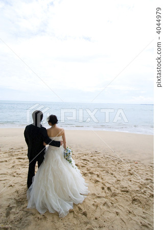 Bride and groom looking at the sea 4044979