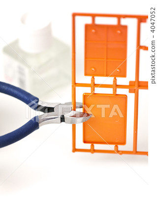 Plastic model and nipper _ vertical 4047052