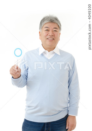 穿藍色毛線衣的老人 4049100