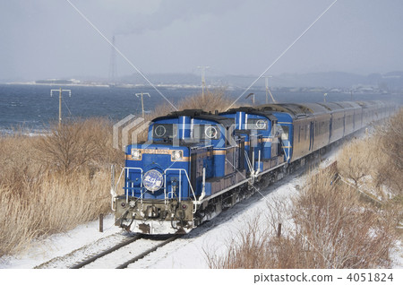 在冬天有限公司快速Hokutosei運行室蘭主線的睡床 在冬天有限公司快速Hokutosei運行室蘭主線的睡床 4051824