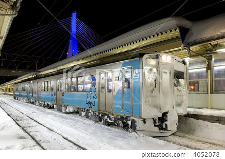 藍色森林鐵路701系列覆蓋著雪 4052078