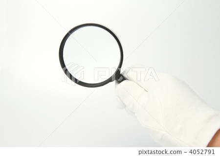 遞拿著與放大鏡的一副白色手套 遞拿著與放大鏡的一副白色手套 4052791