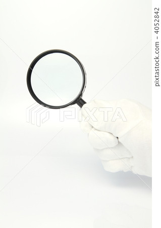 遞拿著與放大鏡的一副白色手套 4052842