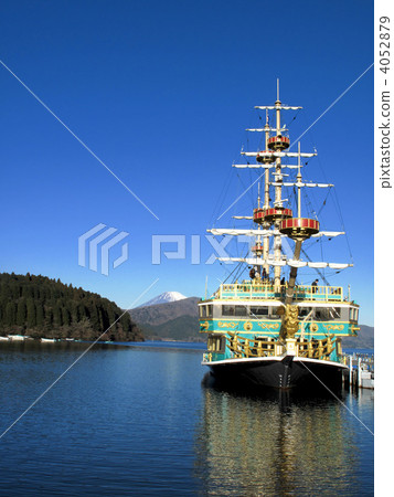 Tourist boat and Lake Ashinoko Tourist boat and Lake Ashinoko 4052879