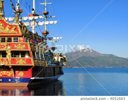 Tourist boat and Lake Ashinoko Tourist boat and Lake Ashinoko 4052883