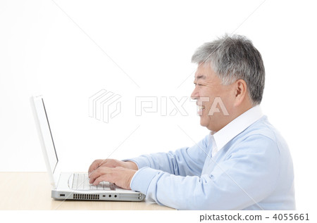 高級男性穿著一件藍色毛衣（個人電腦） 4055661