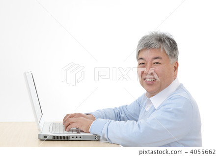 高級男性穿著一件藍色毛衣(個人電腦) 高級男性穿著一件藍色毛衣(個人電腦) 4055662