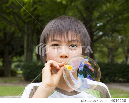 使用與肥皂泡的男孩 4056238