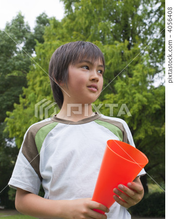 一個歡呼的男孩 一個歡呼的男孩 4056408
