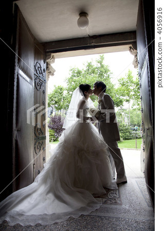 兩個人在婚禮上 4056916